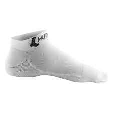 MUELLER® GRADUATED COMPRESSION ANKLE SOCKS PERFORMANCE WHITE SM